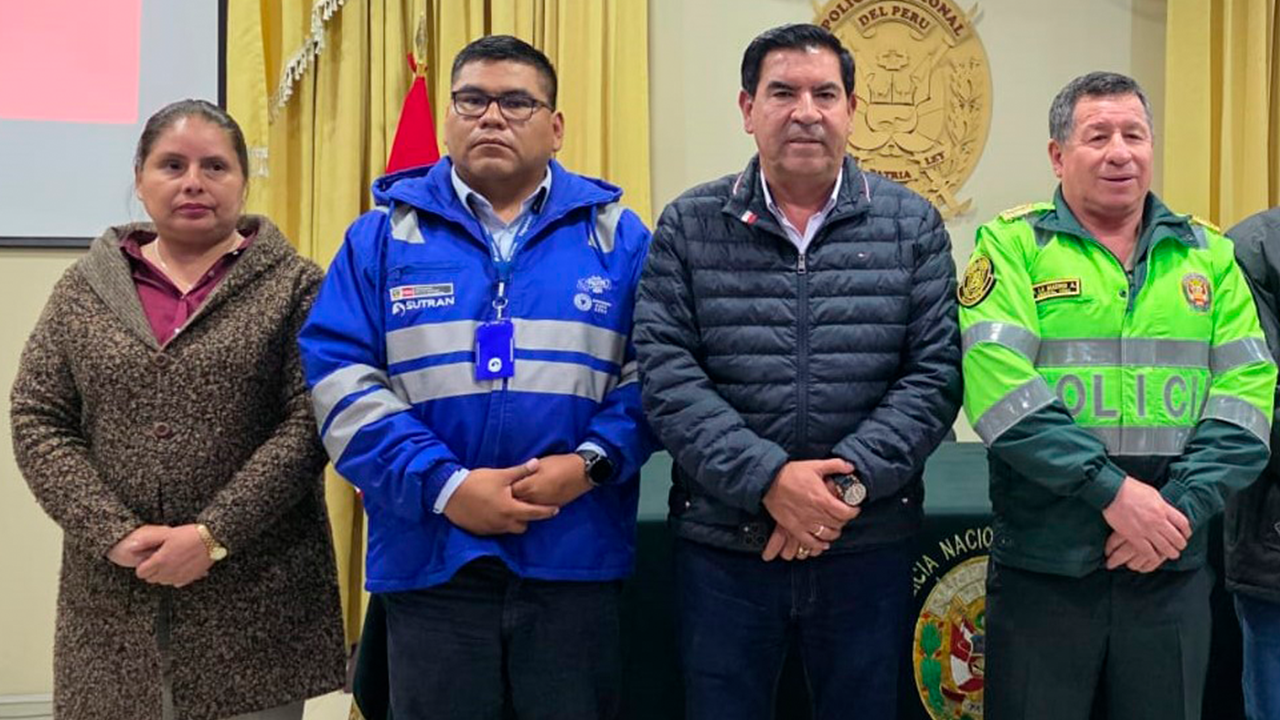 Bustamante y Rivero coordina con Policía y Sutran operativos para ordenar transporte en la plataforma Avelino